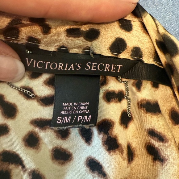 Victoria's Secret Black and Tan Robe with Leopard Print - Picture 4 of 5
